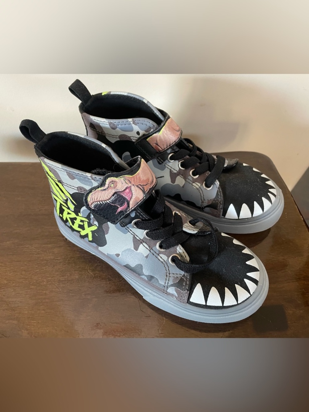 New! Jurassic World Dinosaur High-Top Light Sneakers kids 12